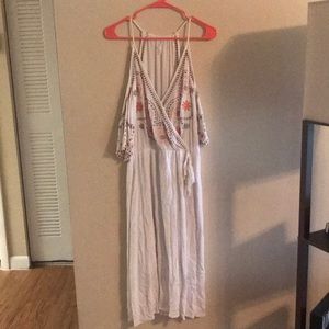 White, long loose dress, with shoulder cuts.